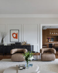 sala com poltronas, mesa de centro e buffet