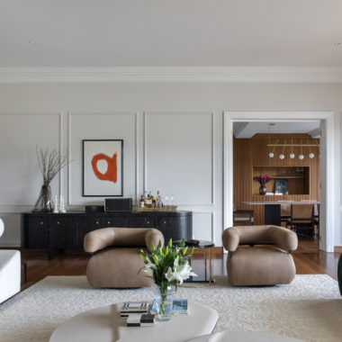 sala com poltronas, mesa de centro e buffet