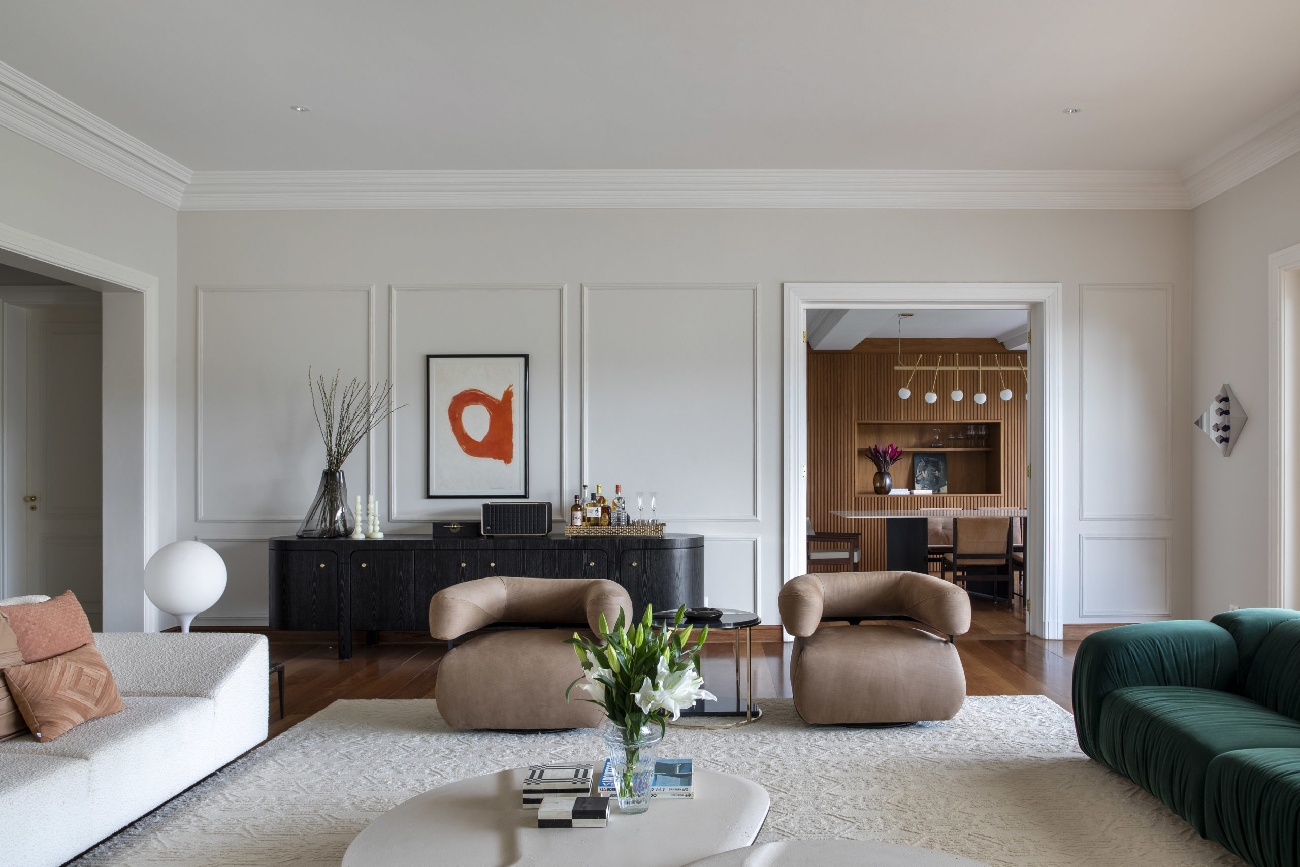 Casa combina arquitetura clássica e decoração contemporânea