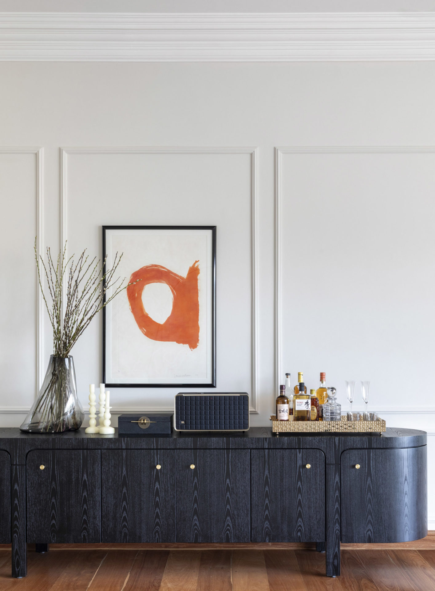 quadro preso na parede acima do buffet