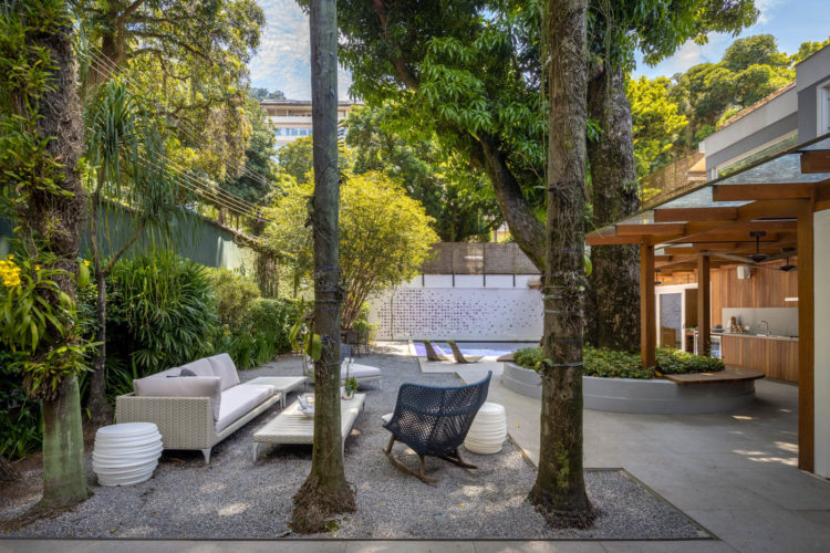 A casa ficou na medida para uma grande família, após a reforma completa comandada por Mauricio Nóbrega Arquitetura.A casa ampla, de 647m², já abrigava a família há tempos. Mas com cinco filhos, com idades dos 6 aos 18 anos, e apenas quatro quartos e três banheiros, seus espaços já não atendiam às necessidades de todos.