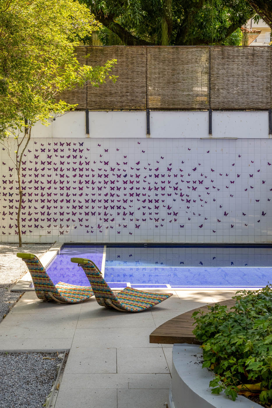 Painel artístico com azulejos na parede lateral da piscina