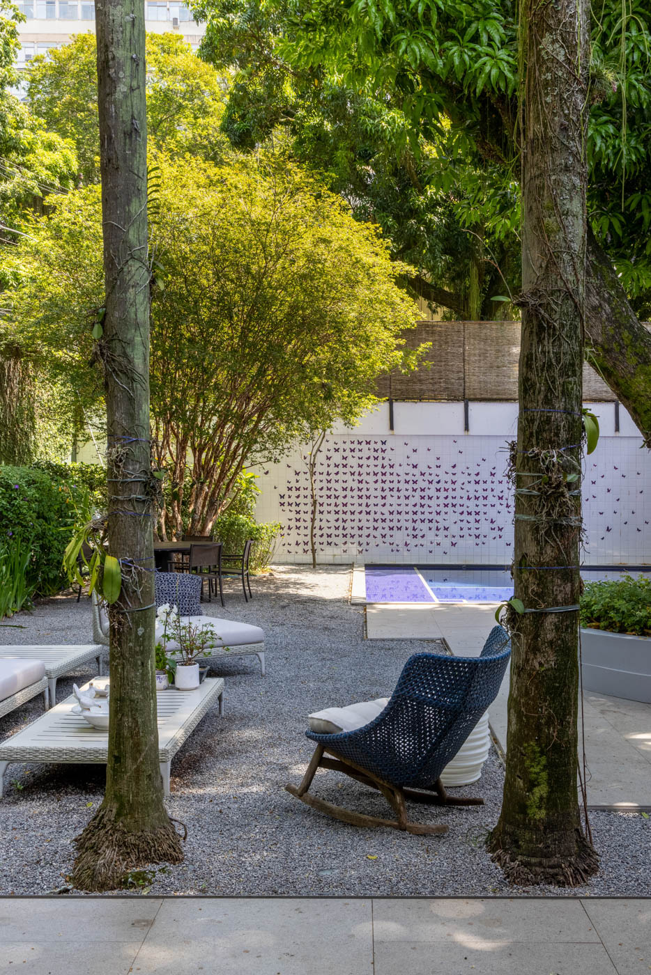 A casa ficou na medida para uma grande família, após a reforma completa comandada por Mauricio Nóbrega Arquitetura.A casa ampla, de 647m², já abrigava a família há tempos. Mas com cinco filhos, com idades dos 6 aos 18 anos, e apenas quatro quartos e três banheiros, seus espaços já não atendiam às necessidades de todos.