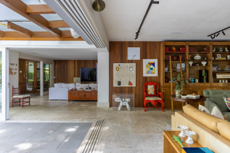 A casa ficou na medida para uma grande família, após a reforma completa comandada por Mauricio Nóbrega Arquitetura.A casa ampla, de 647m², já abrigava a família há tempos. Mas com cinco filhos, com idades dos 6 aos 18 anos, e apenas quatro quartos e três banheiros, seus espaços já não atendiam às necessidades de todos.