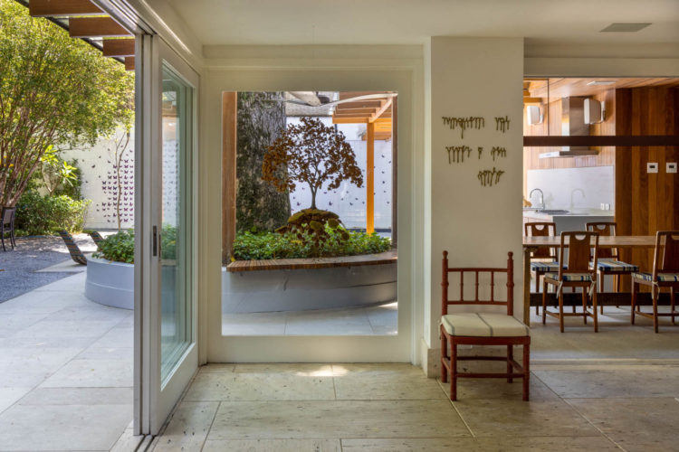 A casa ficou na medida para uma grande família, após a reforma completa comandada por Mauricio Nóbrega Arquitetura.A casa ampla, de 647m², já abrigava a família há tempos. Mas com cinco filhos, com idades dos 6 aos 18 anos, e apenas quatro quartos e três banheiros, seus espaços já não atendiam às necessidades de todos.