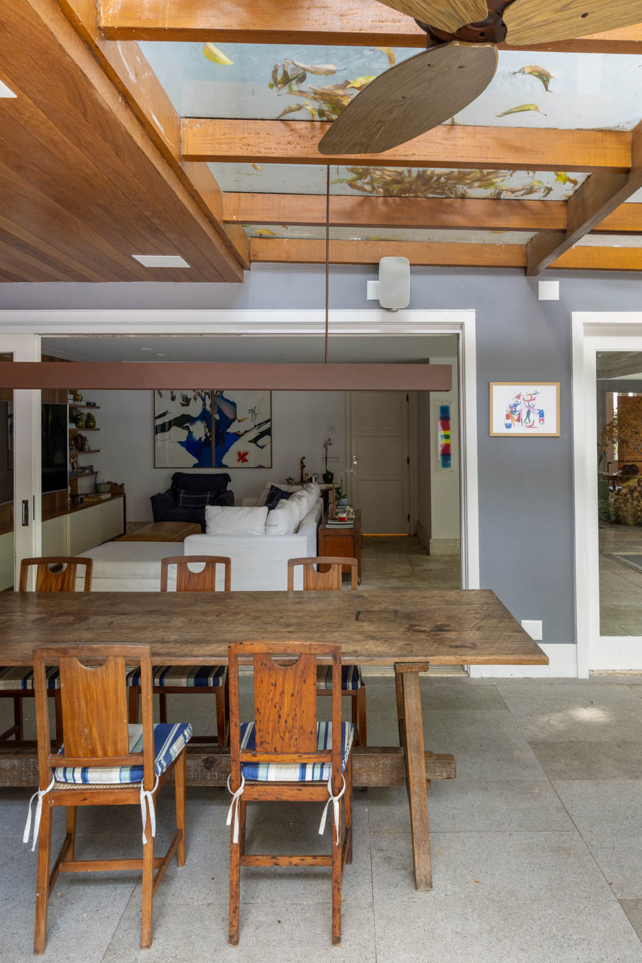 A casa ficou na medida para uma grande família, após a reforma completa comandada por Mauricio Nóbrega Arquitetura.A casa ampla, de 647m², já abrigava a família há tempos. Mas com cinco filhos, com idades dos 6 aos 18 anos, e apenas quatro quartos e três banheiros, seus espaços já não atendiam às necessidades de todos.