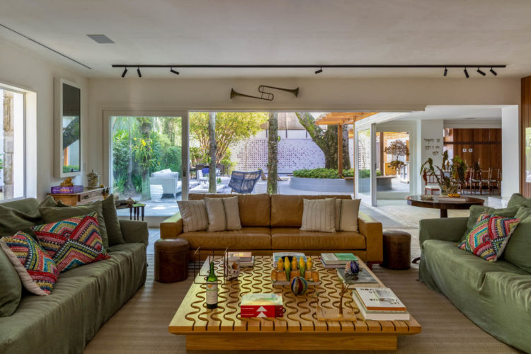 A casa ficou na medida para uma grande família, após a reforma completa comandada por Mauricio Nóbrega Arquitetura.A casa ampla, de 647m², já abrigava a família há tempos. Mas com cinco filhos, com idades dos 6 aos 18 anos, e apenas quatro quartos e três banheiros, seus espaços já não atendiam às necessidades de todos.