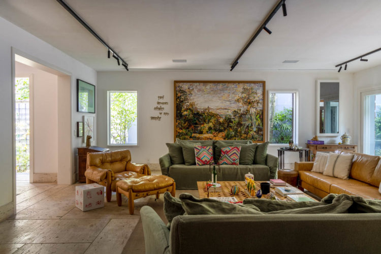 A casa ficou na medida para uma grande família, após a reforma completa comandada por Mauricio Nóbrega Arquitetura.A casa ampla, de 647m², já abrigava a família há tempos. Mas com cinco filhos, com idades dos 6 aos 18 anos, e apenas quatro quartos e três banheiros, seus espaços já não atendiam às necessidades de todos.