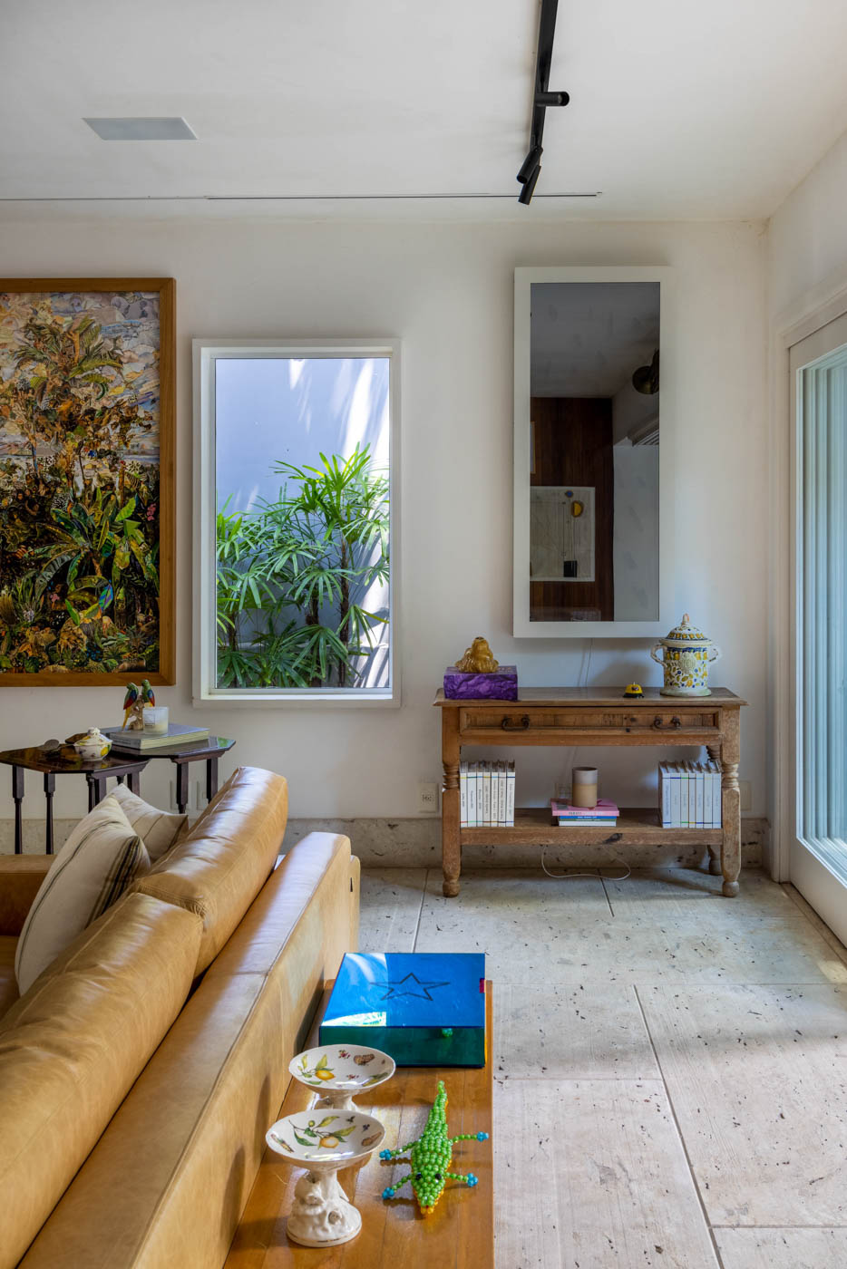 A casa ficou na medida para uma grande família, após a reforma completa comandada por Mauricio Nóbrega Arquitetura.A casa ampla, de 647m², já abrigava a família há tempos. Mas com cinco filhos, com idades dos 6 aos 18 anos, e apenas quatro quartos e três banheiros, seus espaços já não atendiam às necessidades de todos.