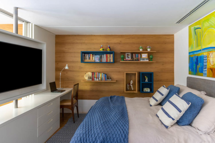 A casa ficou na medida para uma grande família, após a reforma completa comandada por Mauricio Nóbrega Arquitetura.A casa ampla, de 647m², já abrigava a família há tempos. Mas com cinco filhos, com idades dos 6 aos 18 anos, e apenas quatro quartos e três banheiros, seus espaços já não atendiam às necessidades de todos.