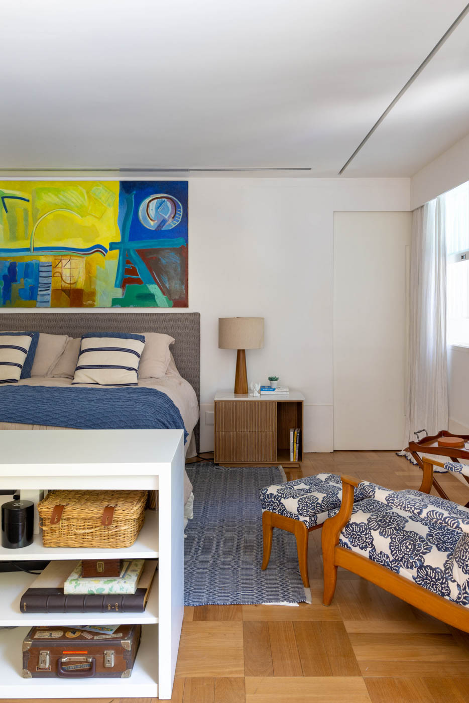 Quarto de casal decorado com tons de azul