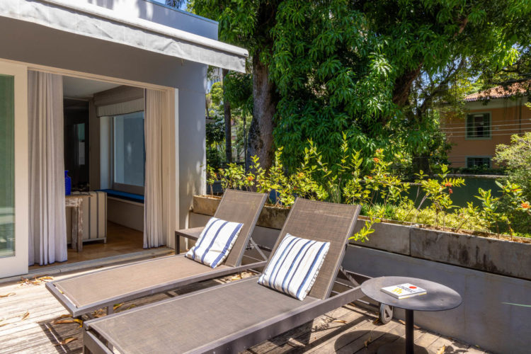 A casa ficou na medida para uma grande família, após a reforma completa comandada por Mauricio Nóbrega Arquitetura.A casa ampla, de 647m², já abrigava a família há tempos. Mas com cinco filhos, com idades dos 6 aos 18 anos, e apenas quatro quartos e três banheiros, seus espaços já não atendiam às necessidades de todos.