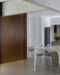 sala de jantar com painel muxarabi