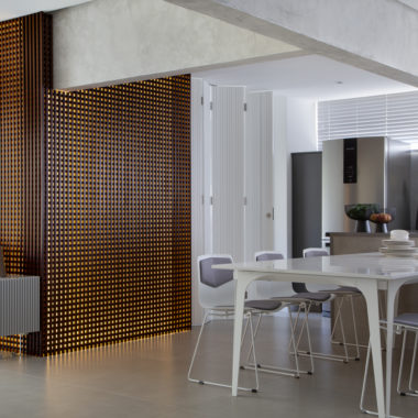 sala de jantar com painel muxarabi