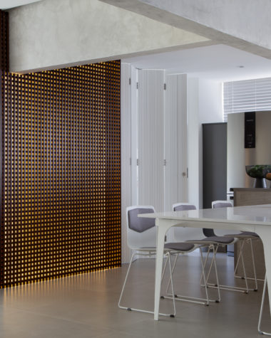 sala de jantar com painel muxarabi