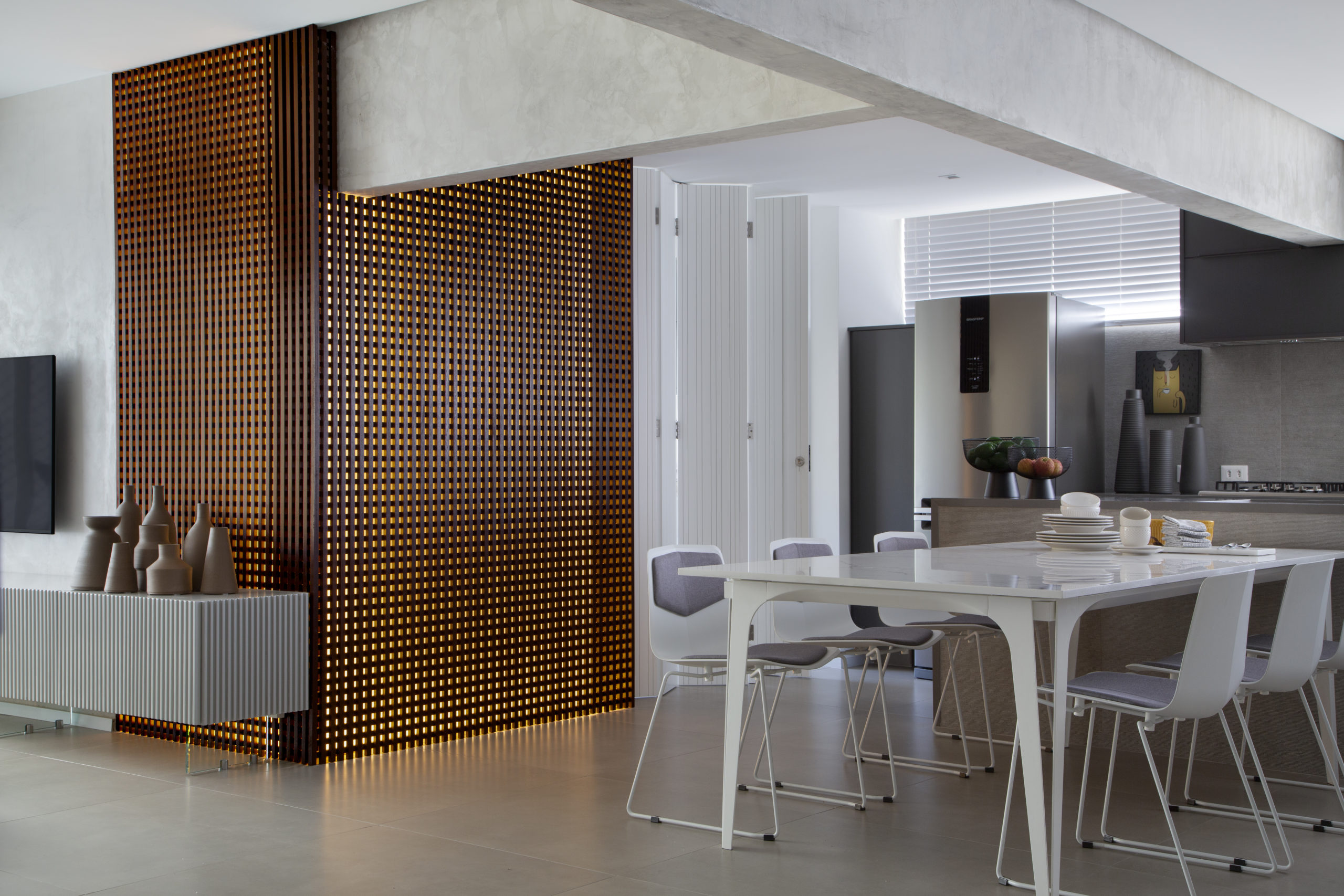 Apartamento ganha visual minimalista com toques brutalistas