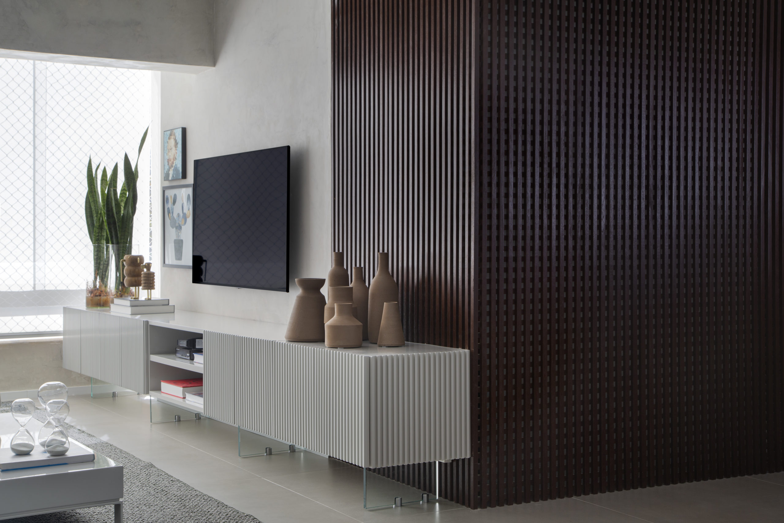 sala com tv, rack e sofá