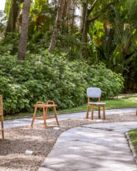 móveis de madeira expostos em jardim