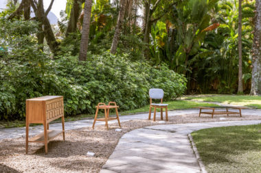 móveis de madeira expostos em jardim