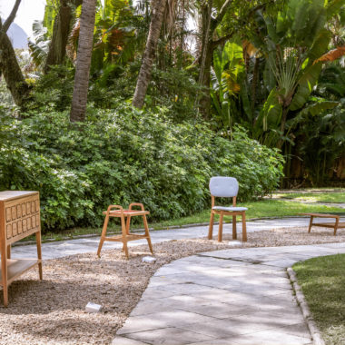 móveis de madeira expostos em jardim