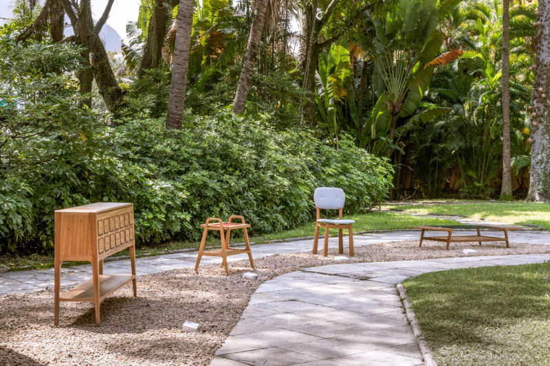móveis de madeira expostos em jardim