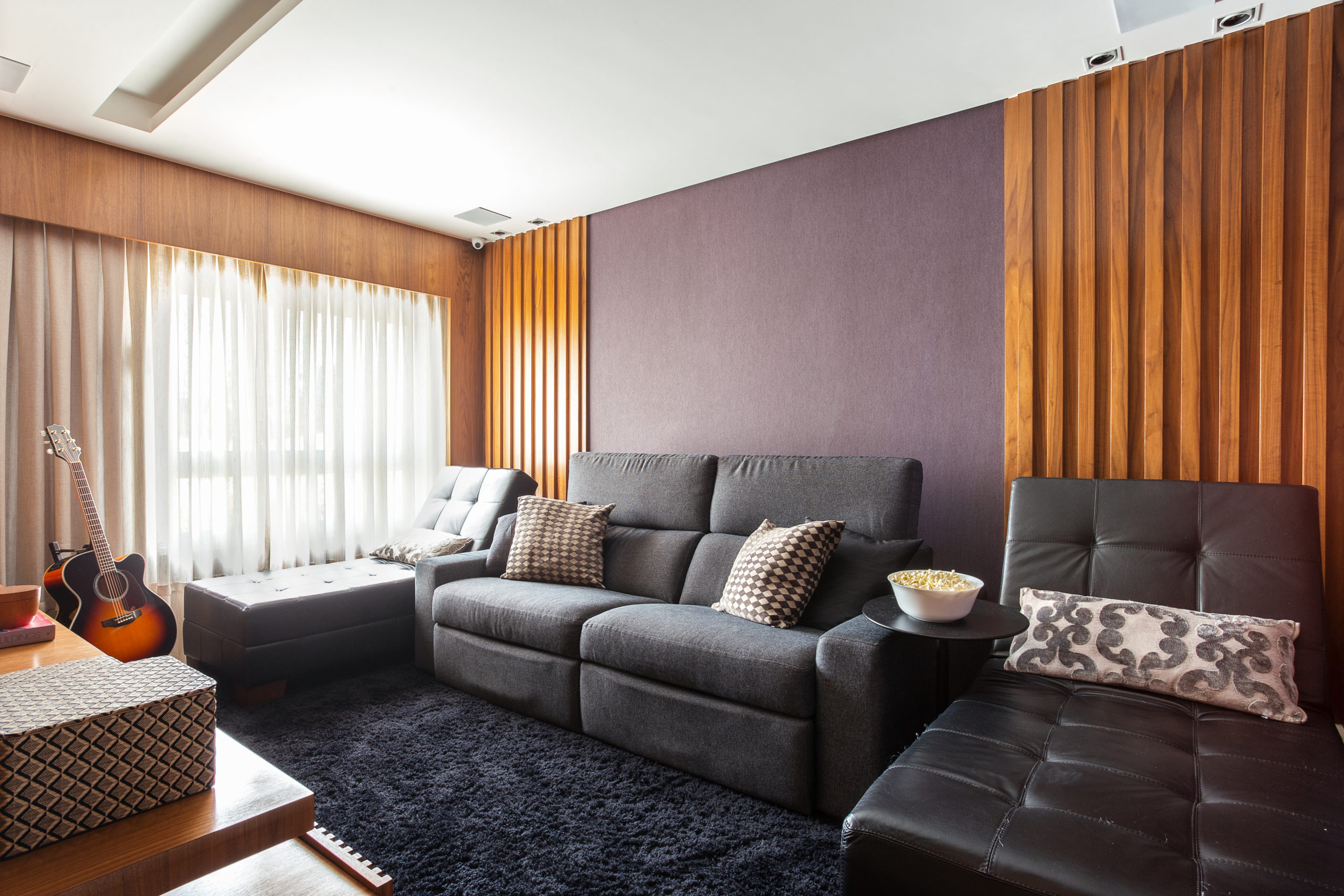 sala com sofás tapete azul e cortina