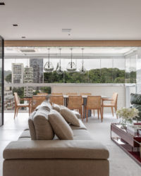 cozinha sala de jantar e estar integrados em apartamento