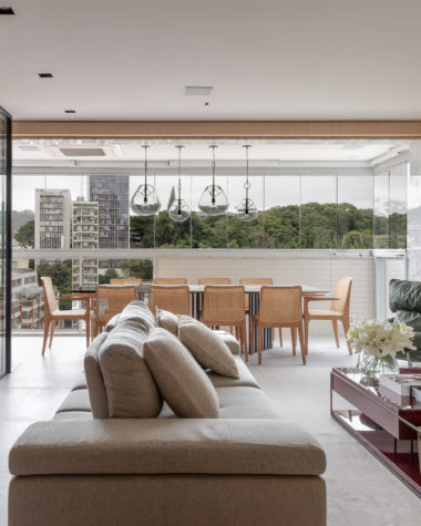 cozinha sala de jantar e estar integrados em apartamento