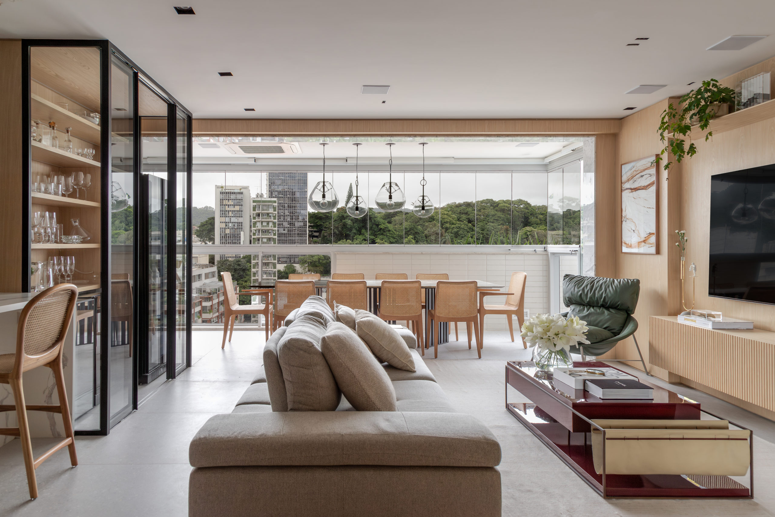 Projeto equilibra sobriedade e personalidade em imóvel de 172m²