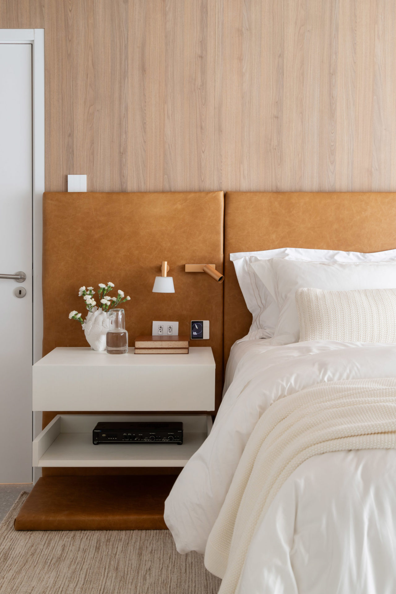 quarto de casal com cama, mesa de cabeceira