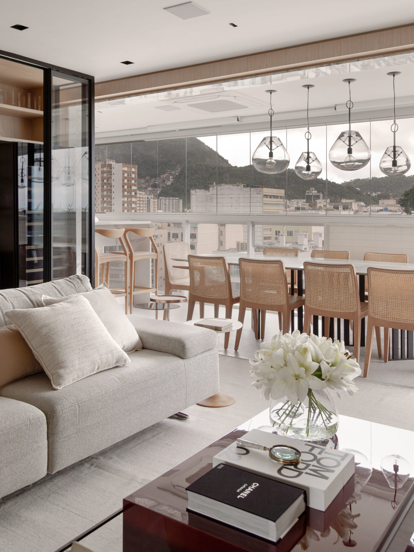 sala de jantar com mesa e sala de estar de apartamento reformado