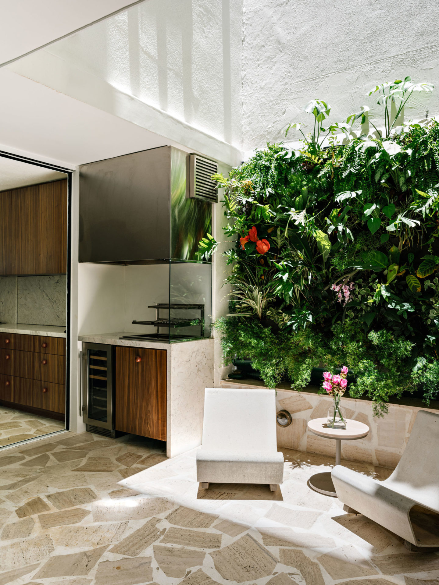 jardim de inverno com poltronas de fibrocimento Loop de Willy Guhl