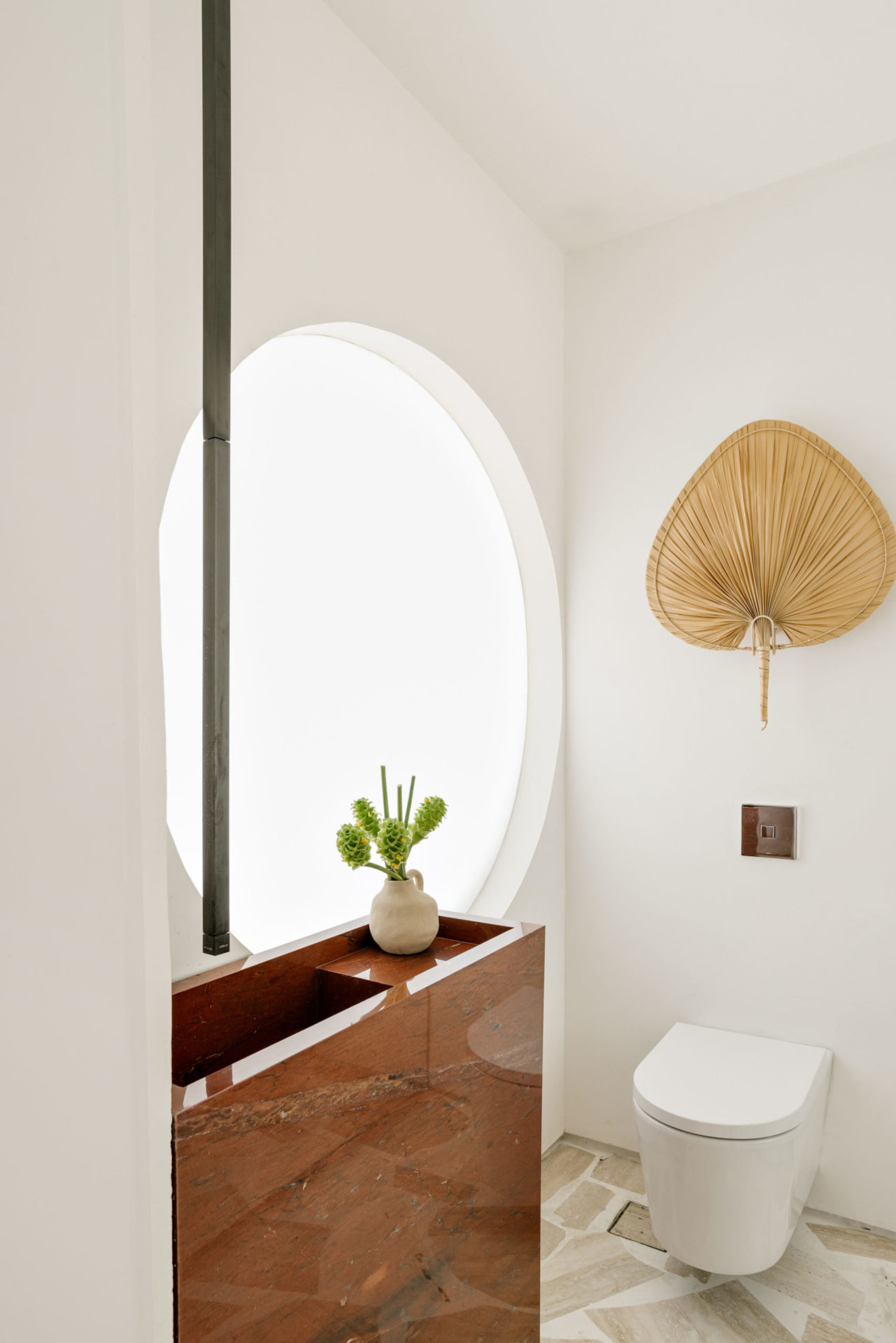 na foto lavabo com recorte circular fechado com vidro translúcido