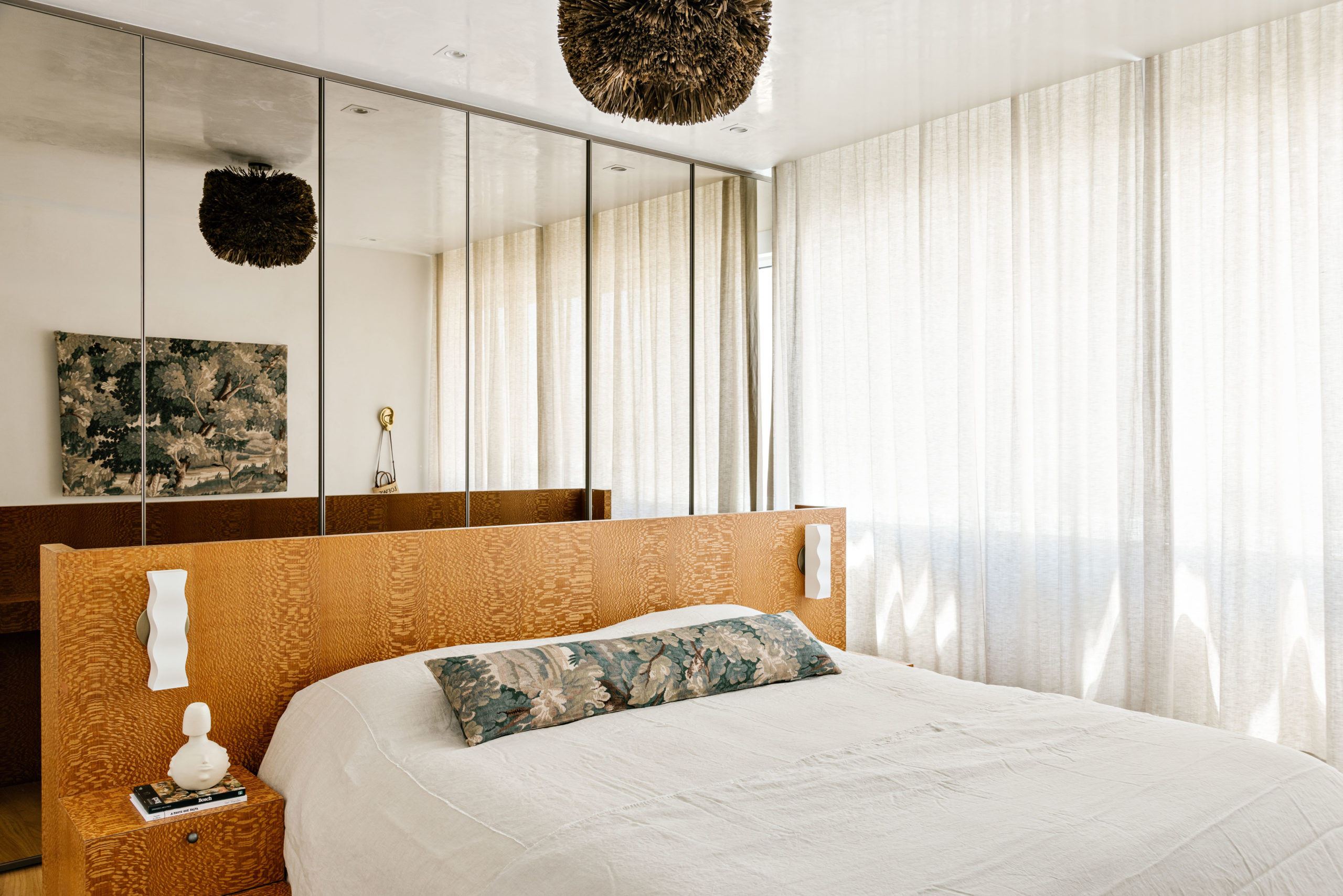 suíte master com cama revestida em lâmina natural de rádica brasileira