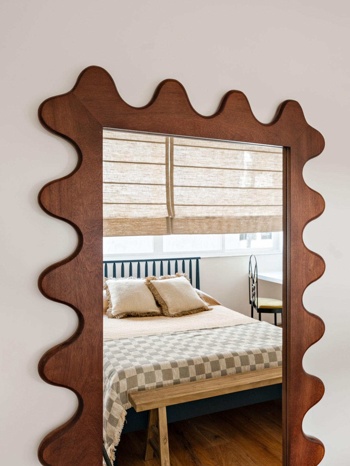 espero de madeira que reflete a cama do quarto de hóspedes