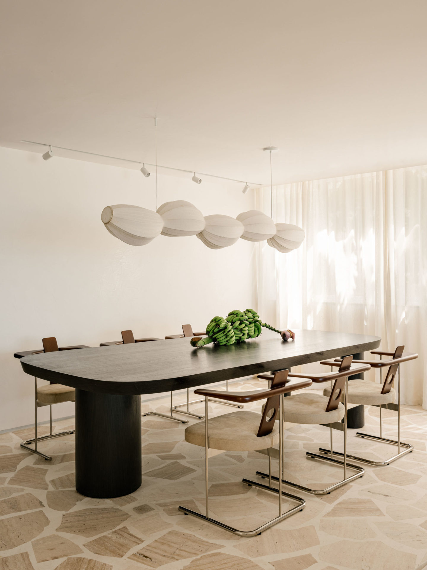 sala de jantar com mesa e luminária