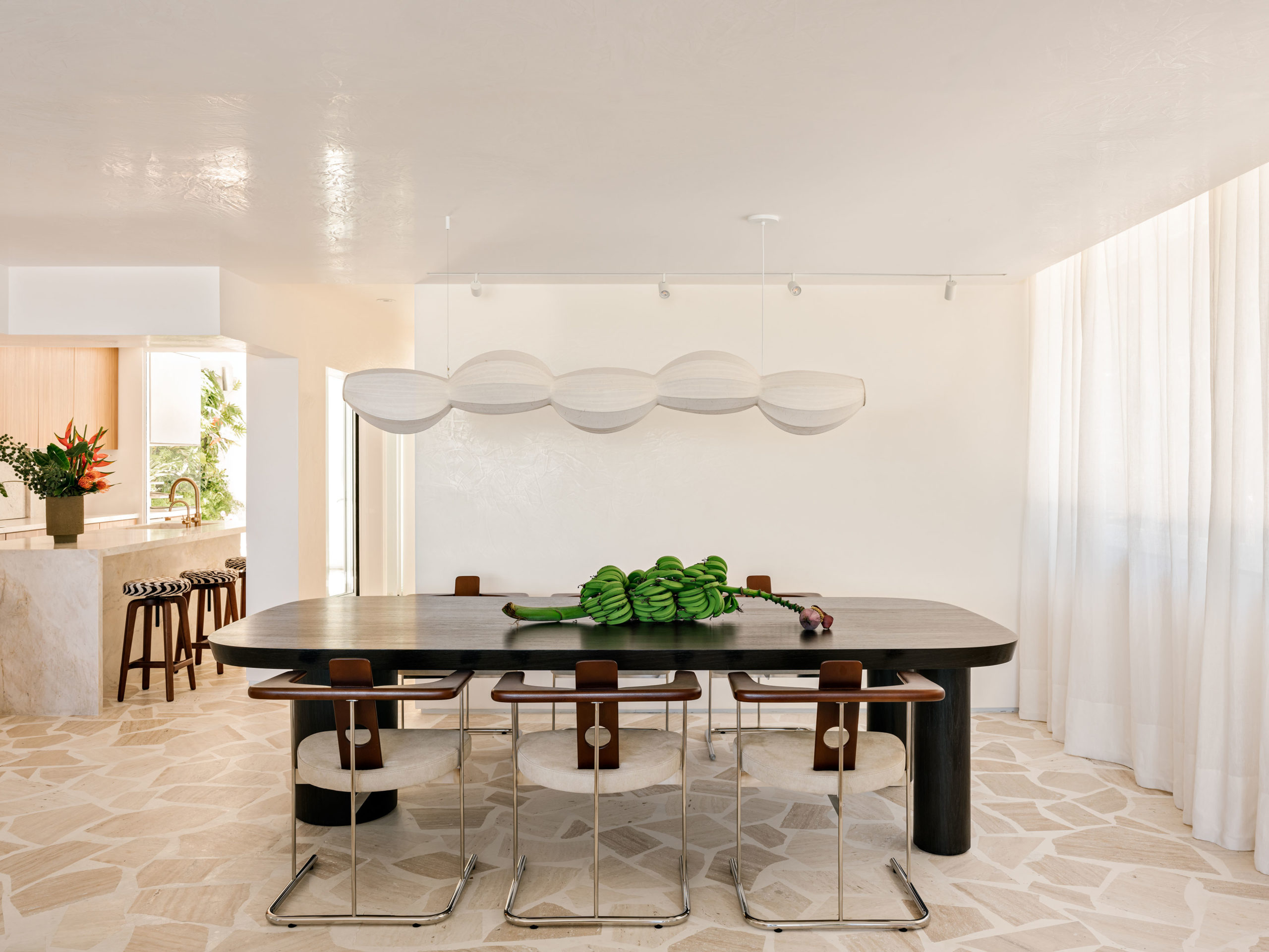 sala de jantar com mesa de jantar e cozinha ao fundo