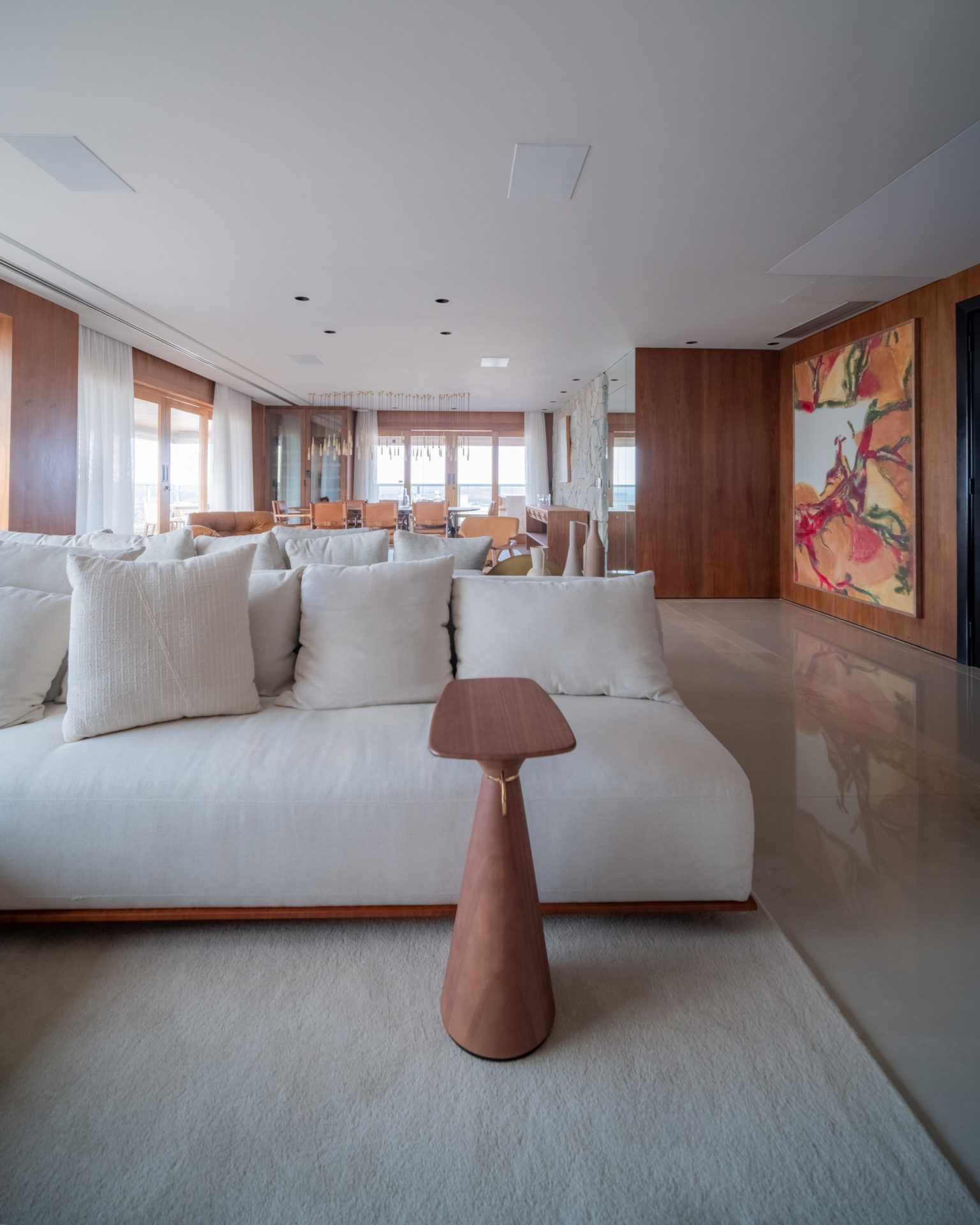 sala de estar com quadro grande e colorido na parede e obras de arte