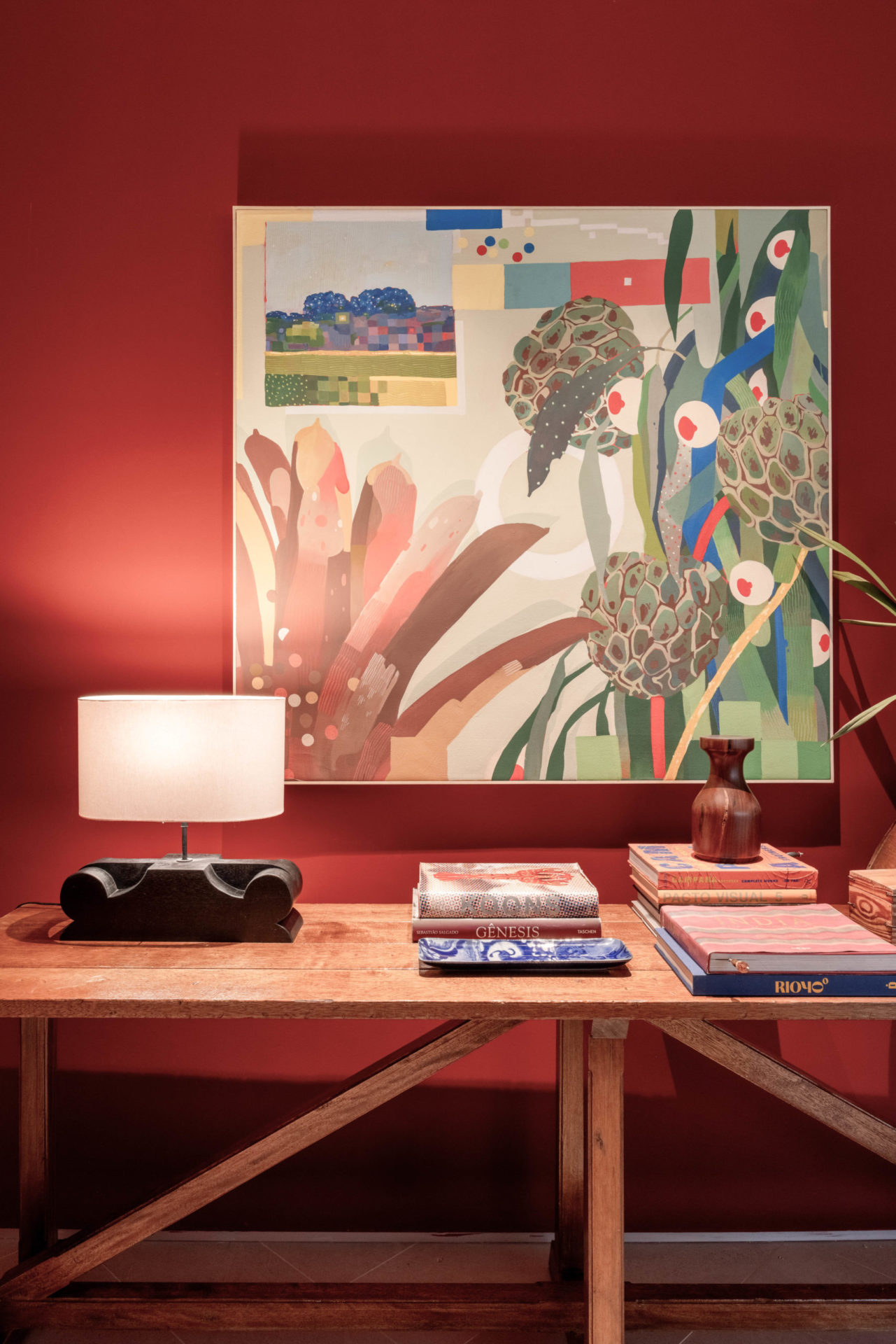 living bem carioca na CASACOR Rio com quadro tropical e parede vermelha