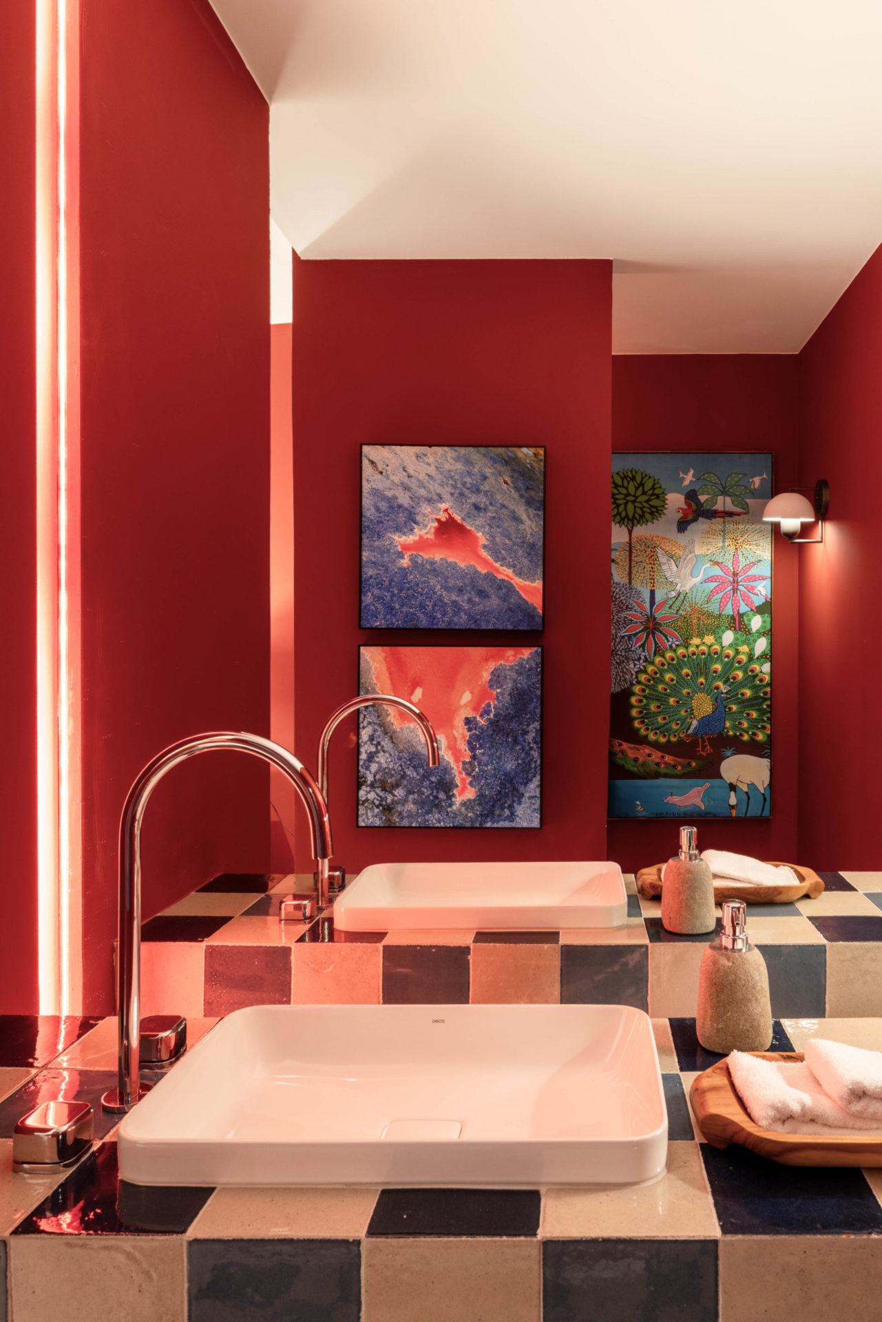lavabo com espelho e paredes vermelhas