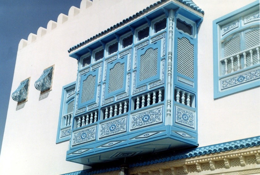 muxarabi (também conhecido como mashrabiya)É um elemento arquitetônico, originário da arquitetura islâmica, especialmente presente em países árabes e, posteriormente, introduzido em Portugal durante o período da presença mourisca.