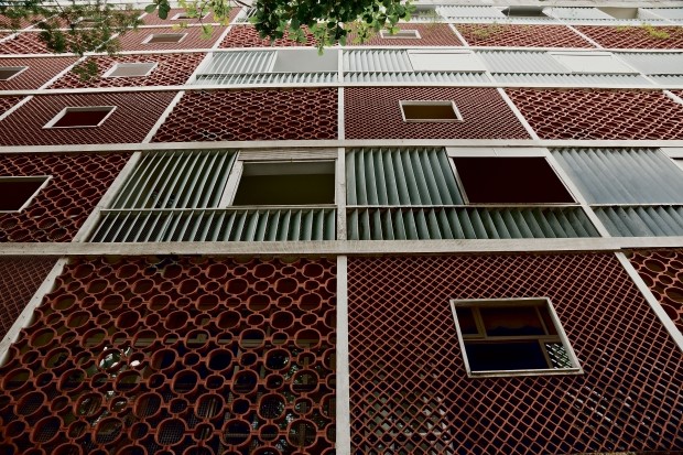 COBOGÓElemento vazado, utilizado a princípio nas fachadas modernistas, feito originalmente em cerâmica (hoje com opção em cimento) que permite a entrada de luz e ventilação natural, criando jogos de sombra que modificam o cenário entorno, de acordo com a hora do dia, ao mesmo tempo que oferece privacidade e frescor aos ambientes.