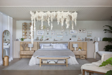 Quarto dos Sonhos com cama e cabeceira funcional de Paula Neder