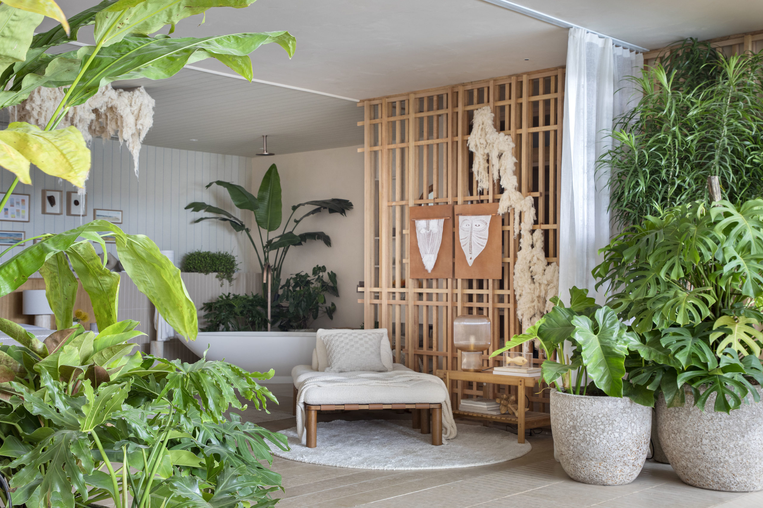 quarto dos sonhos com poltrona e plantas
