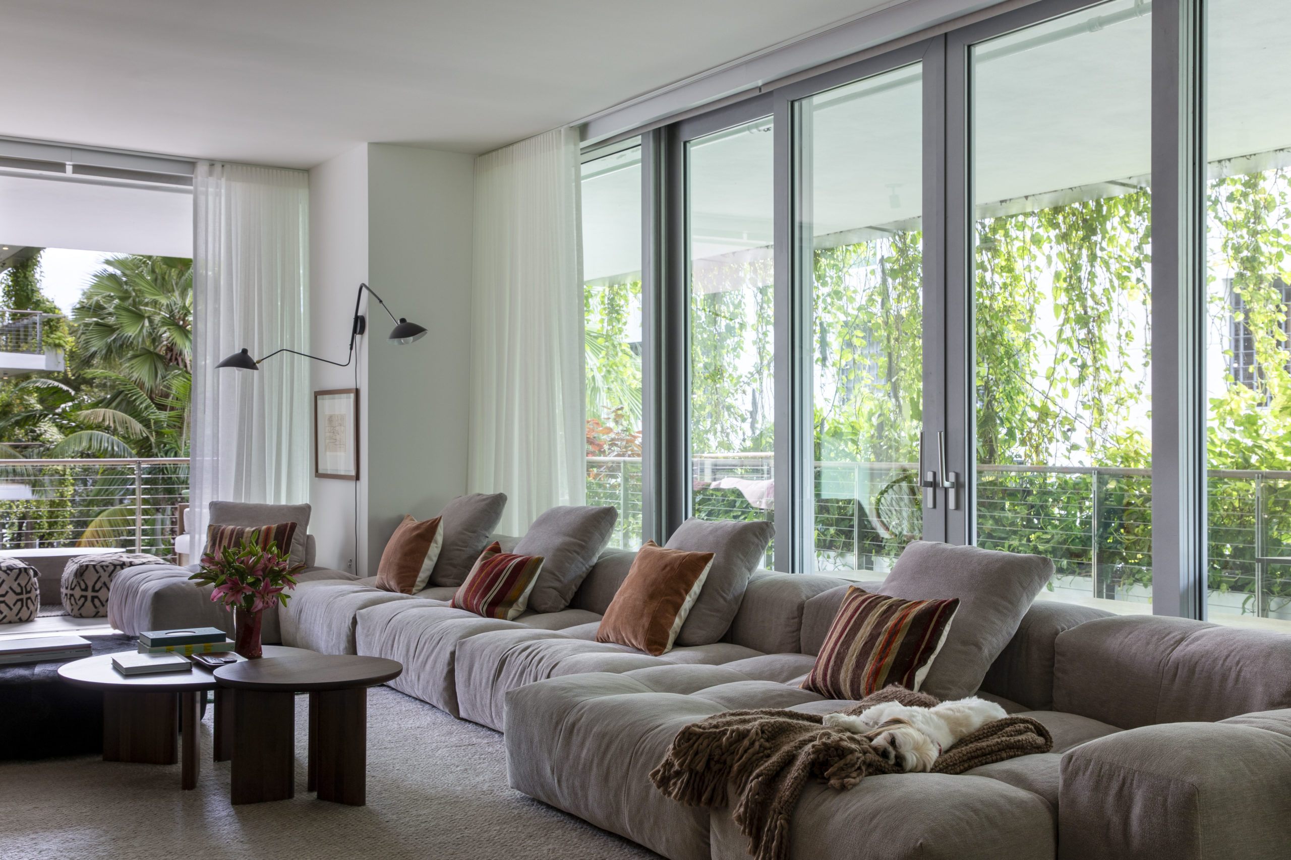 Decoração transforma apartamento em refúgio contemporâneo