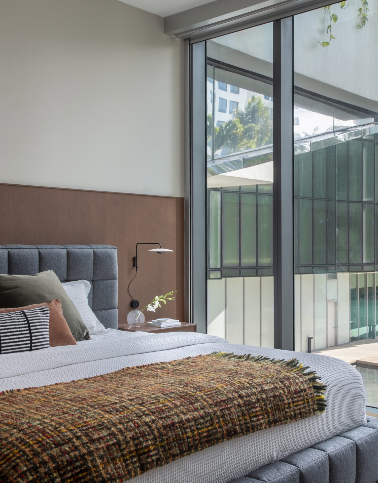 quarto master com cama de casal e porta da varanda