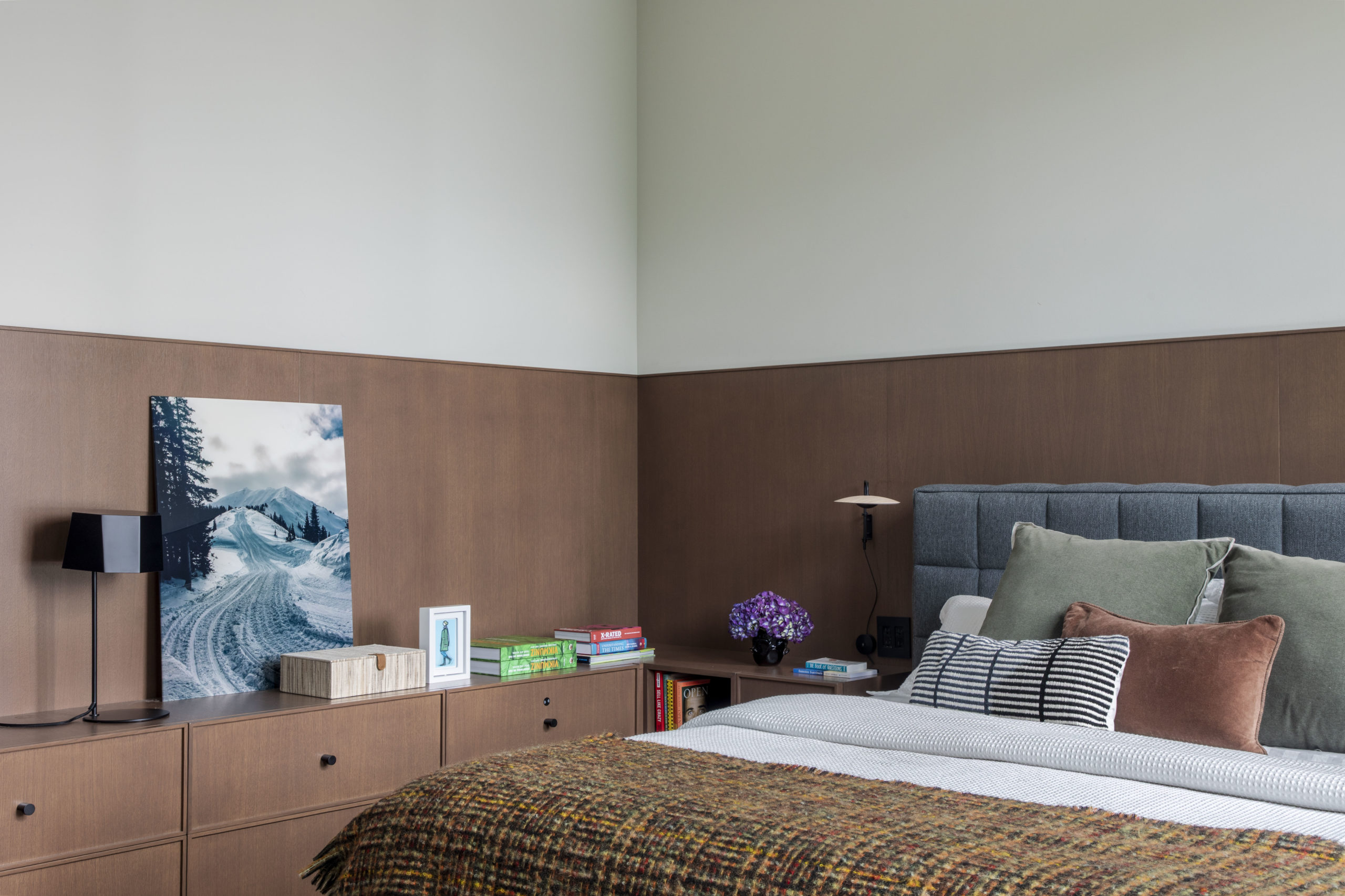 quarto master com cama de casal, estante e quadro