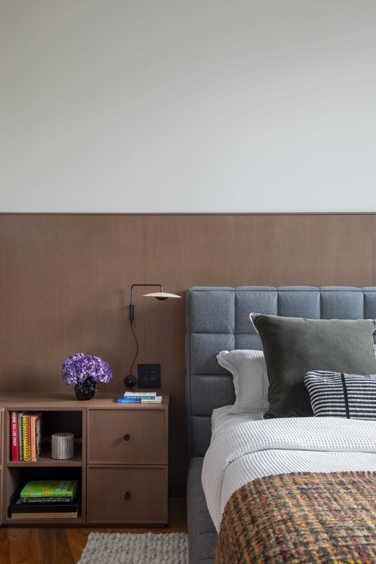 cama e mesa de cabeceira