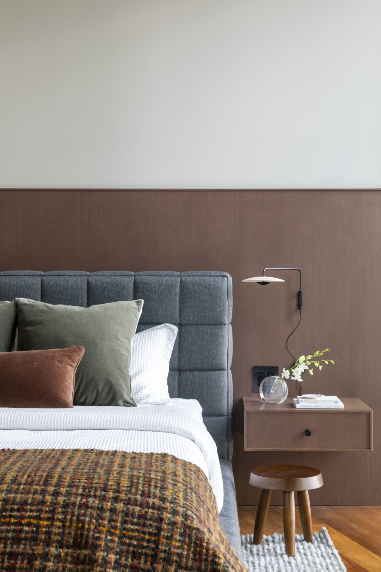 nesta foto pode=se ver metade de cama de casal e mesa de cabeceira