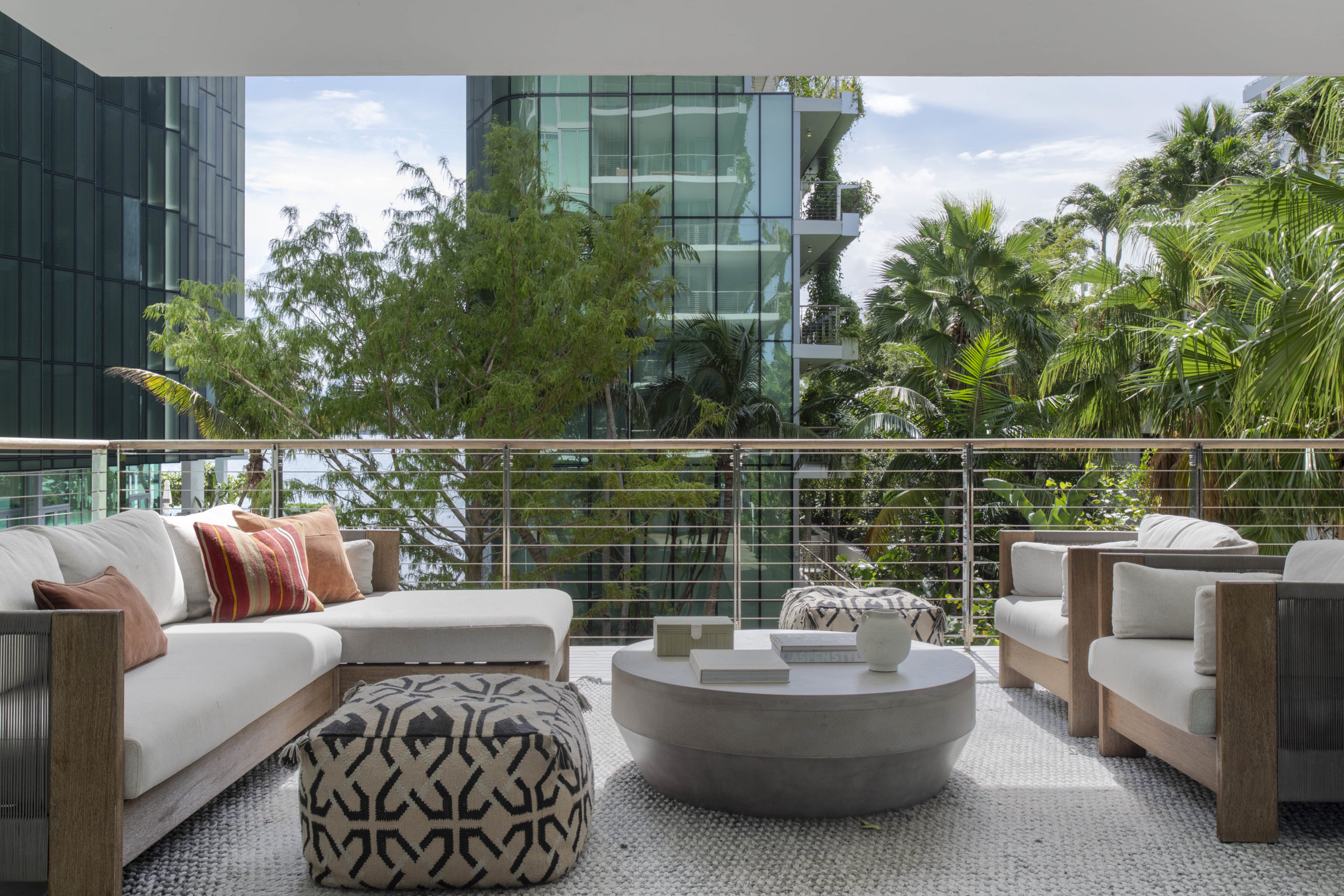 varanda de puff, sofá, mesa de centro